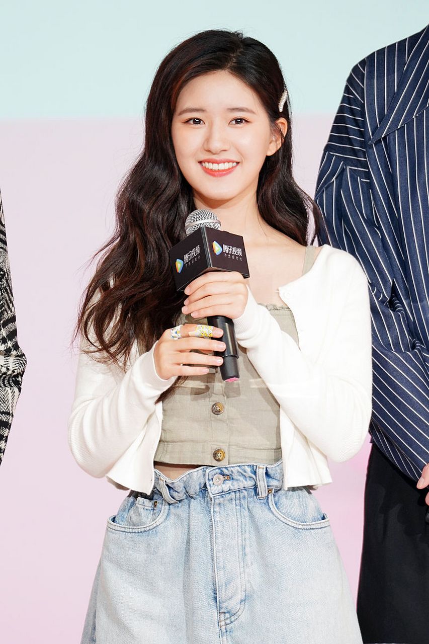 "赵露思自信回应外貌变化:美丽源自不懈努力与成长" 在8月8日的直播