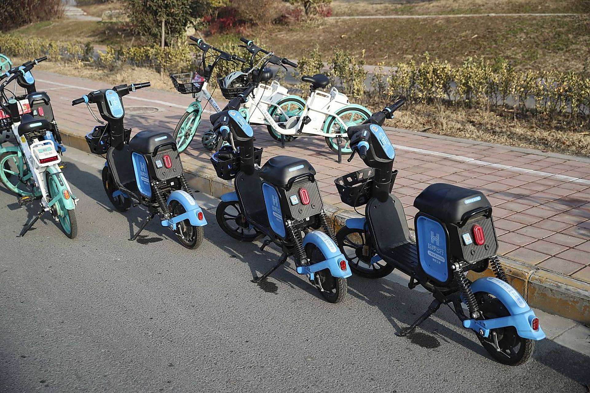 江苏绿奕建豪电动科技有限公司电瓶车实体店与网店存在以下区别: 1.