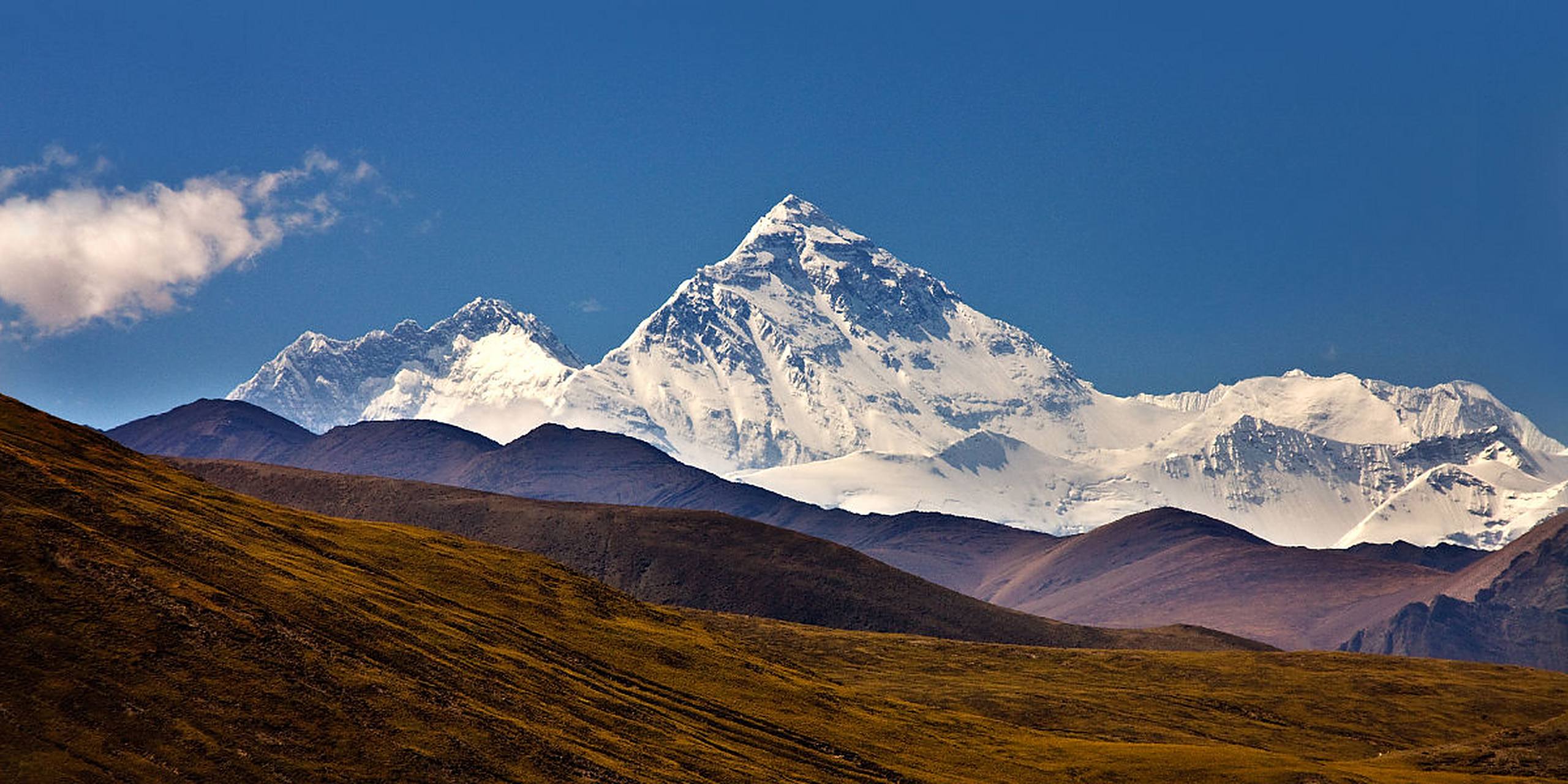 中国最大的三大山脉是喜马拉雅山脉,昆仑山脉和秦岭山脉.