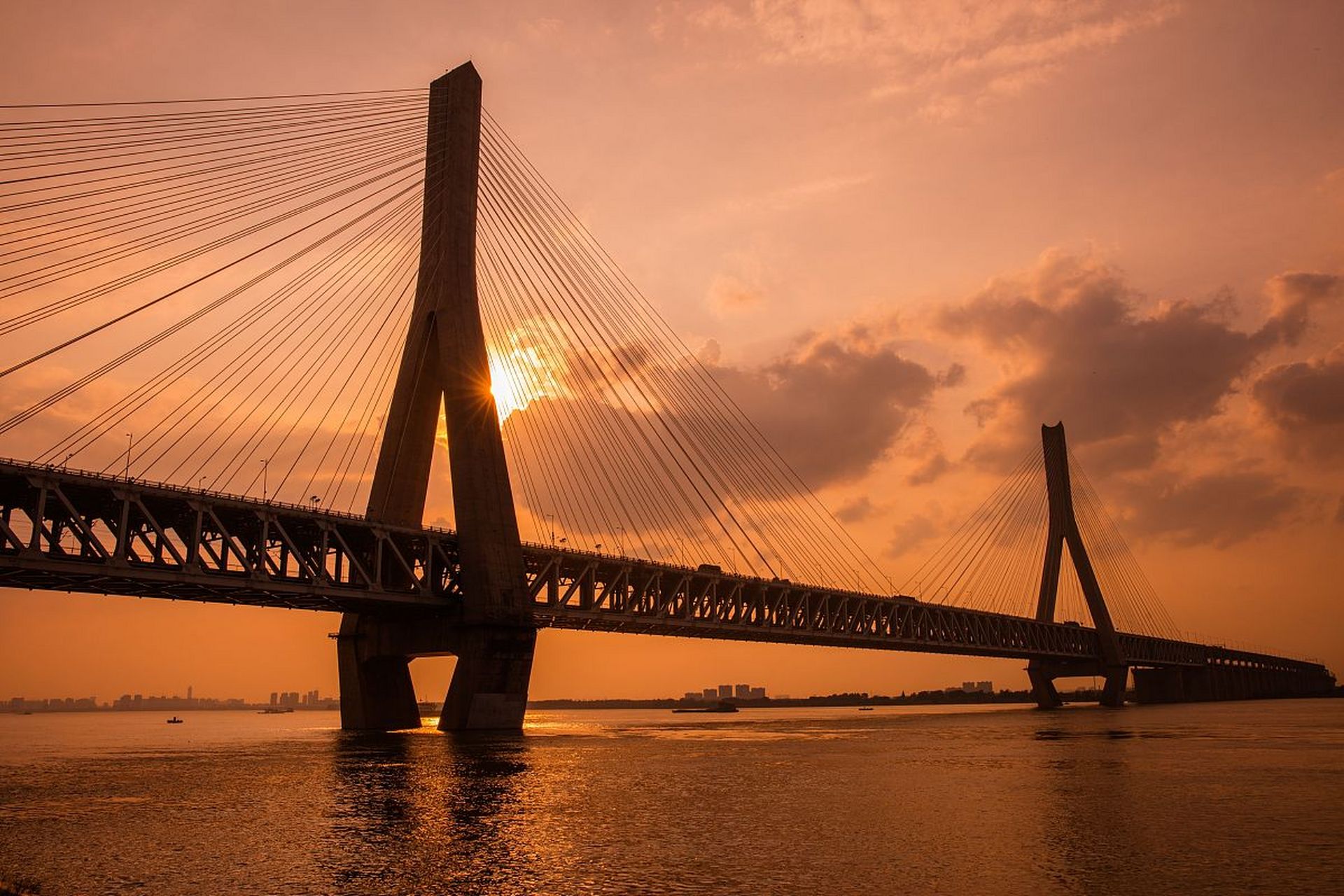 武汉长江大桥,位于中国湖北省武汉市,横跨汉阳龟山和武昌蛇山之间的