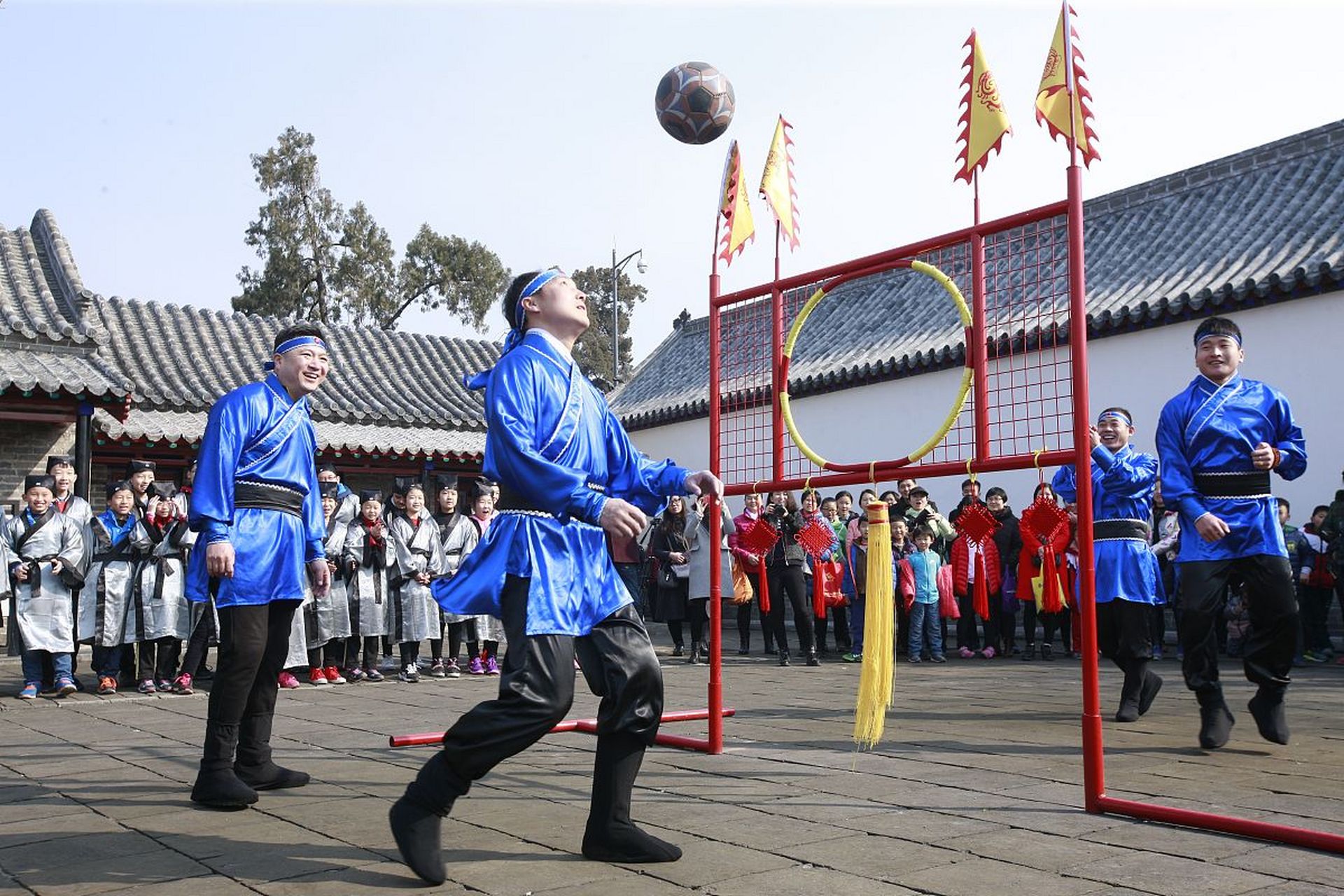 蹴鞠是清明节,端午节和重阳节等节日的古老风俗,比赛通常在空旷场地