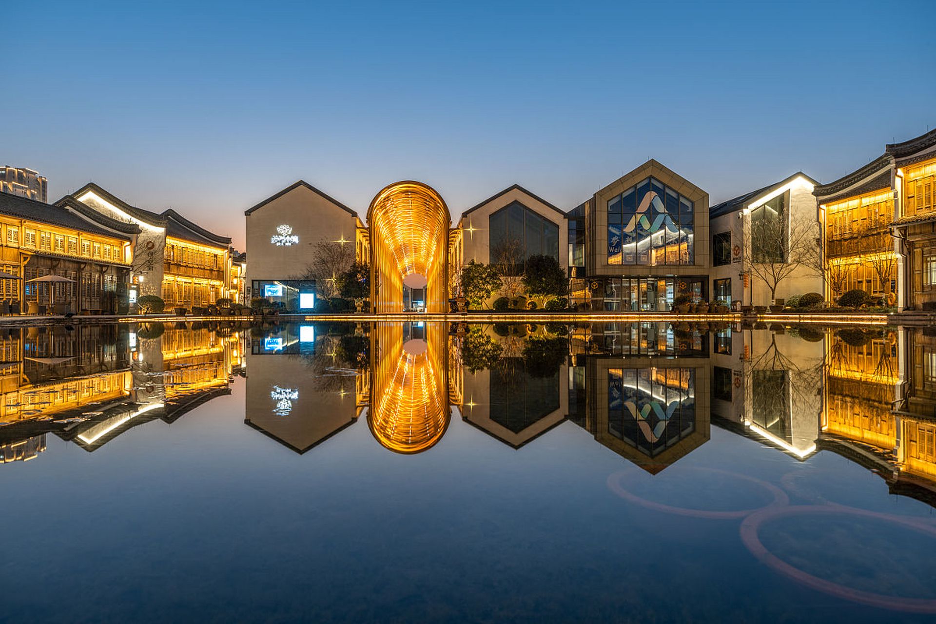 浙江杭州的绿意延伸到梦想小镇,这座位于未来科技城的小镇因激发梦想