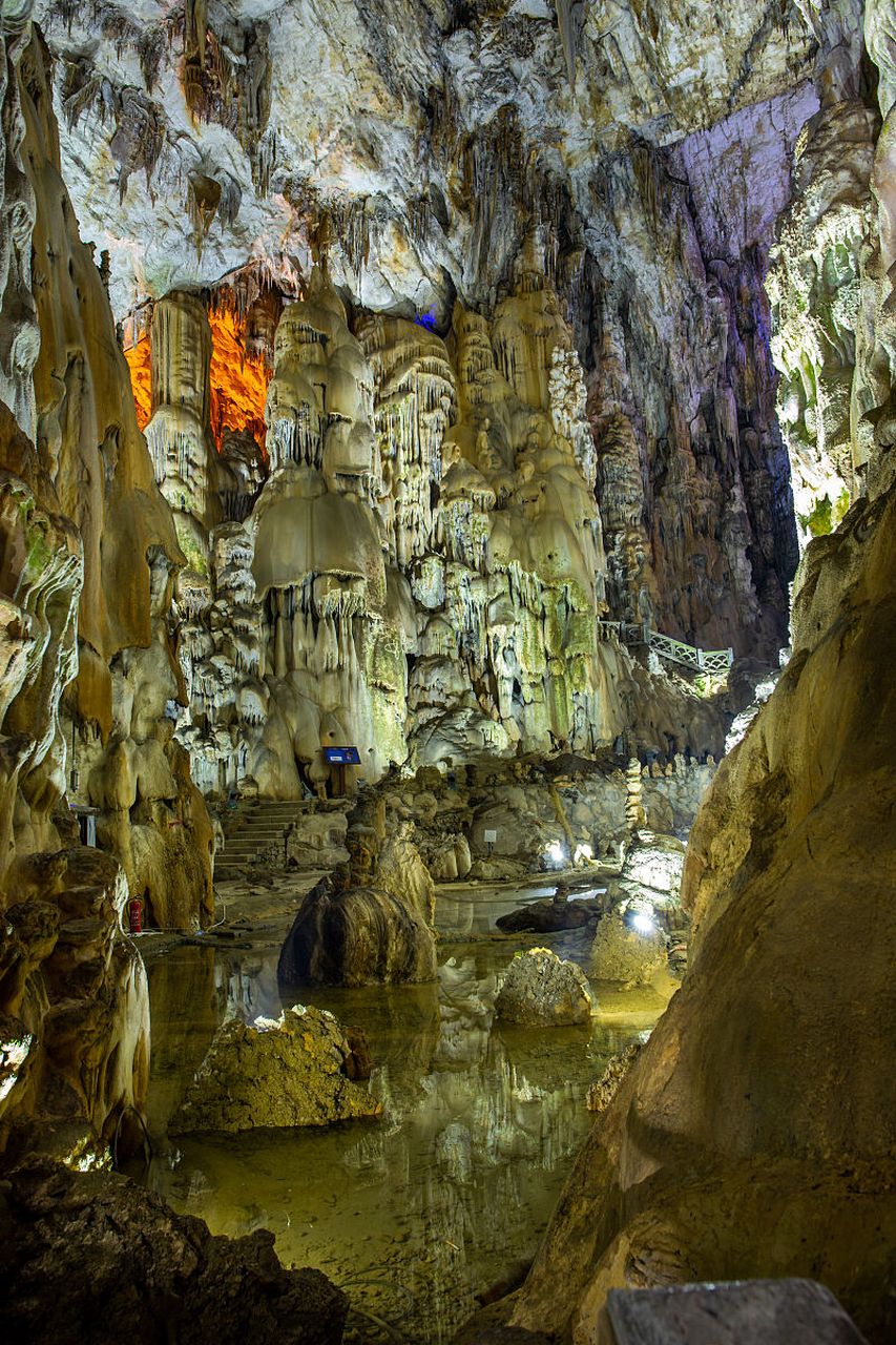 各具特色的溶洞形态各异,有的宽敞亮丽,有的幽深曲折,让人仿佛走进了