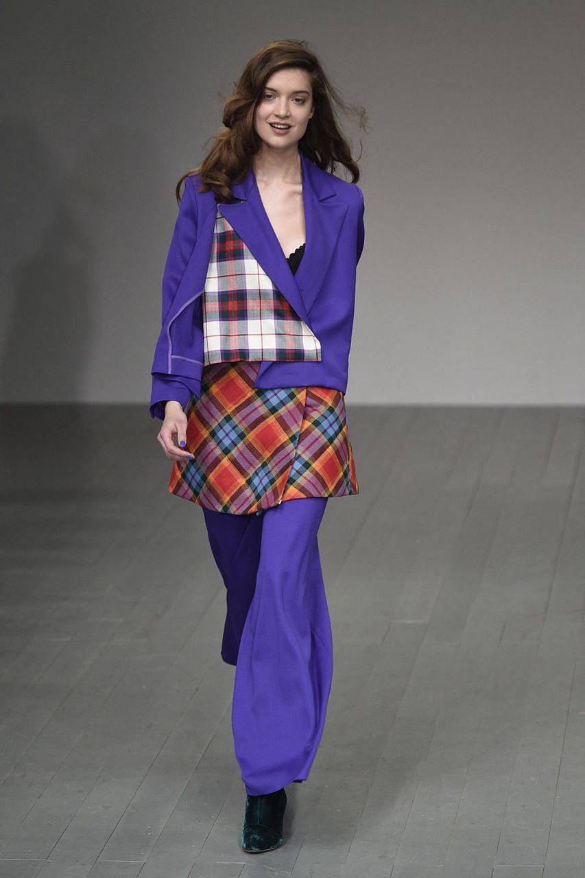 服装搭配是摄影中的秘密武器!选对色彩,款式,让照片瞬间吸睛.