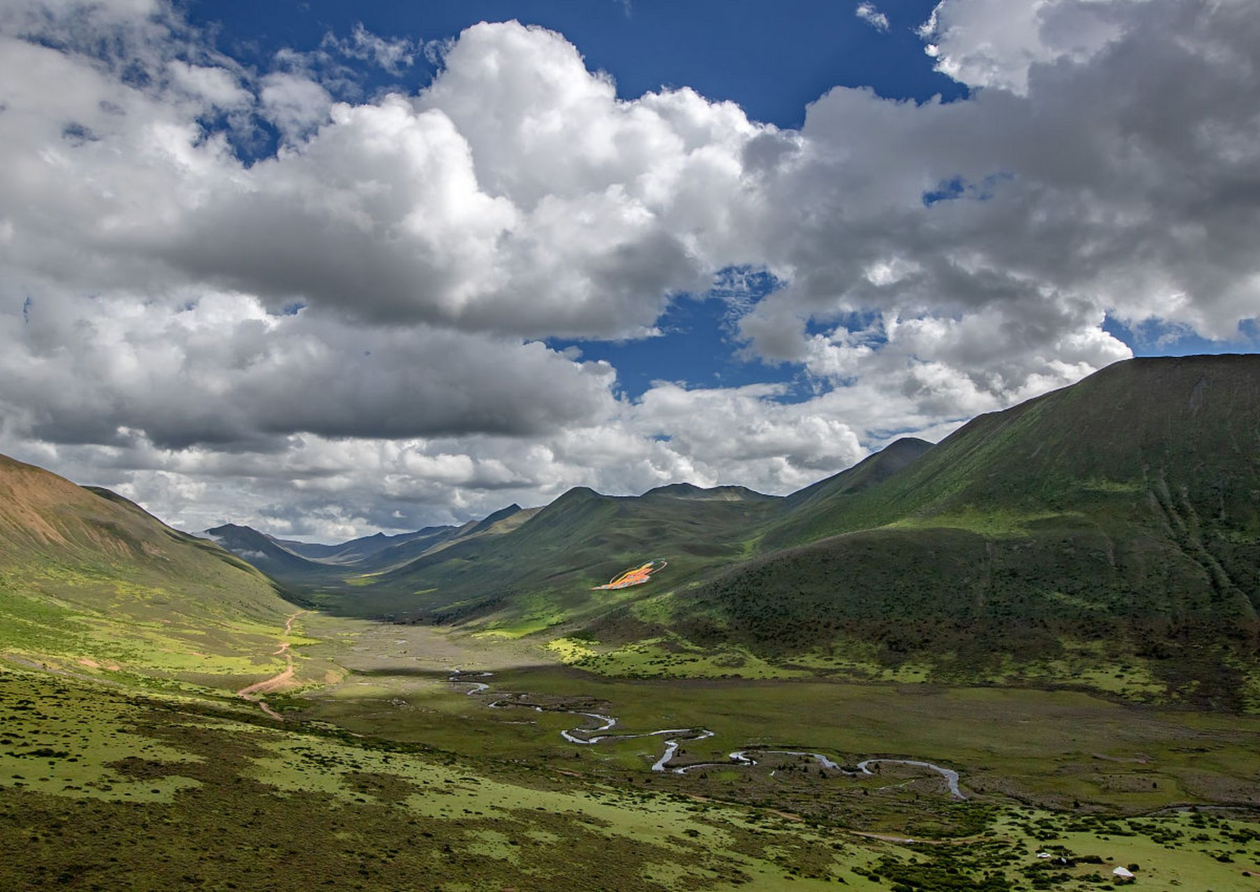 木雅嘎达景区位于四川省道孚县协德乡境内,海拔3600米,交通便利.