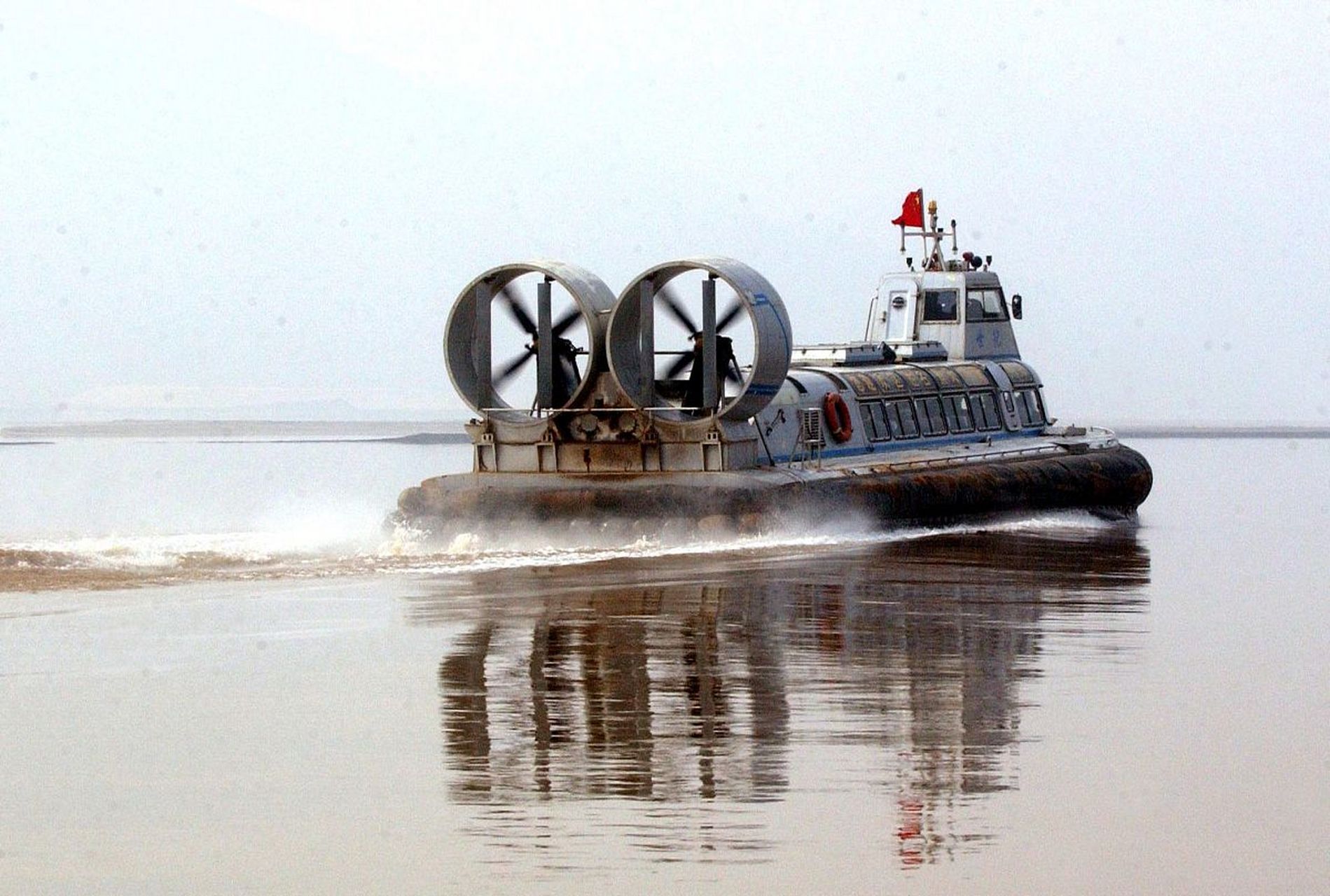 装载转运野牛气垫登陆艇的834饮马湖号半潜船.