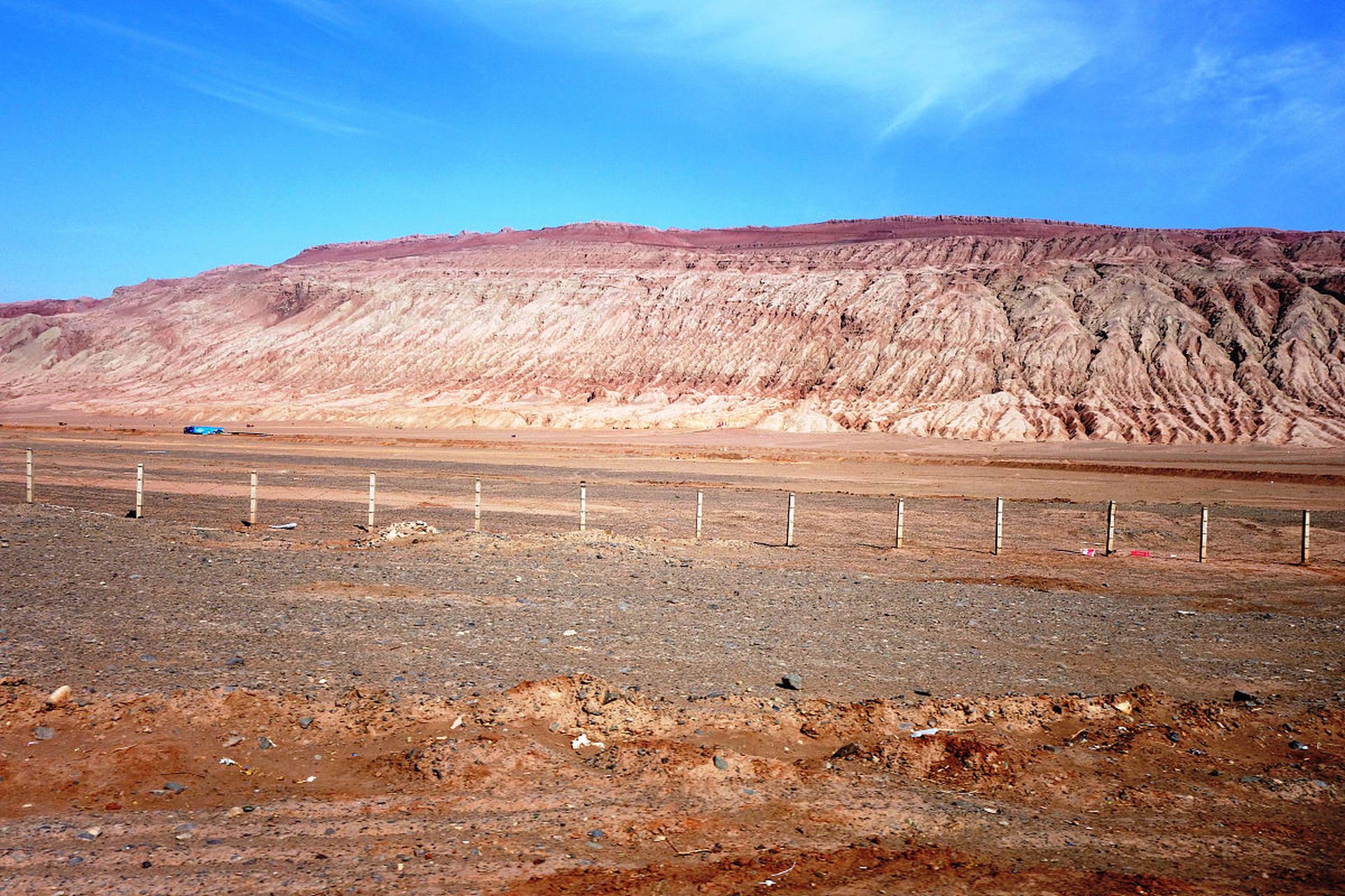 近日,新疆吐鲁番市迎来持续高温天气,火焰山脚下地表温度最高达80