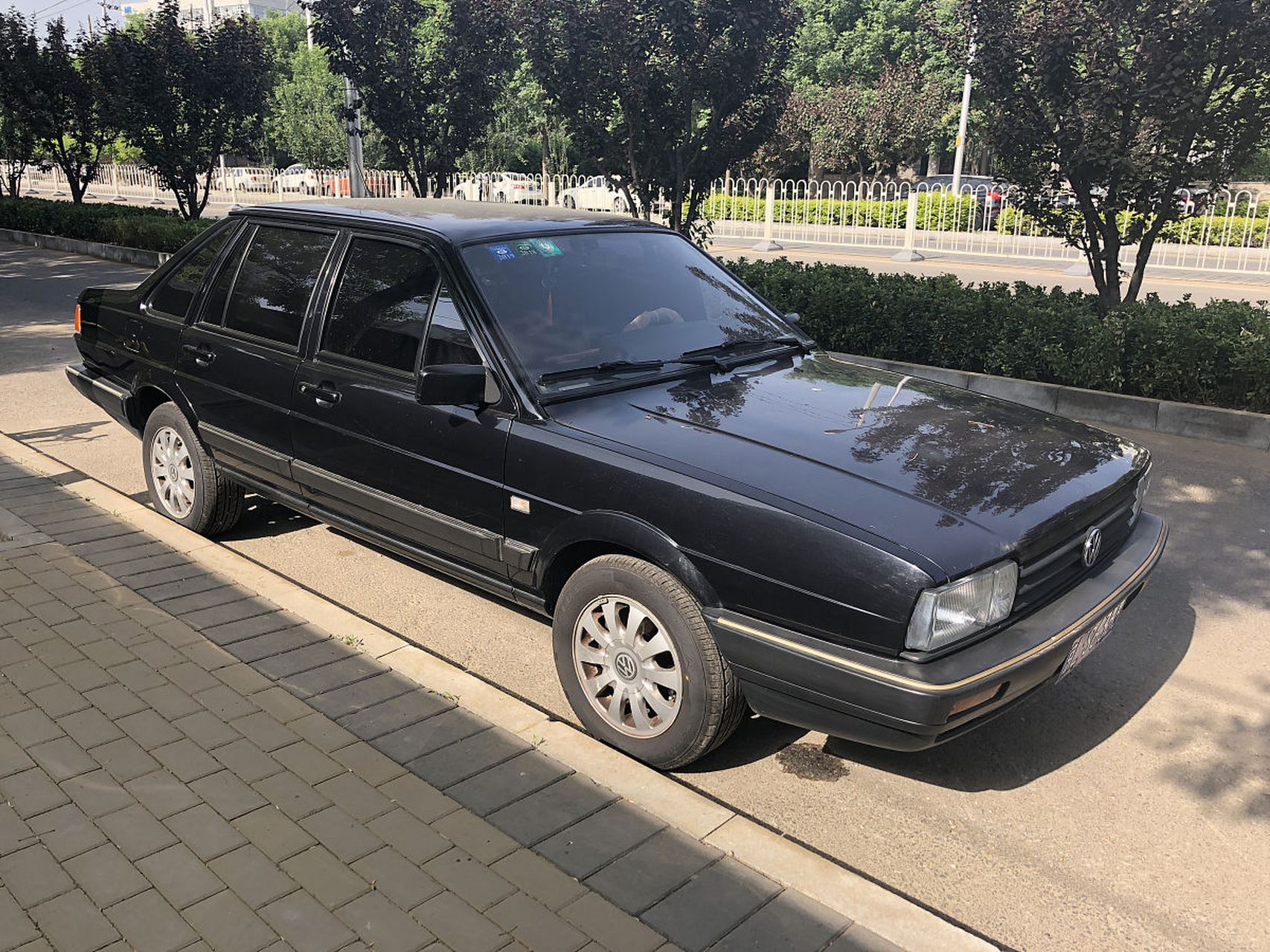 1983年,中国第一次引进桑塔纳汽车,原本定价为8万,但中方代表认为16万