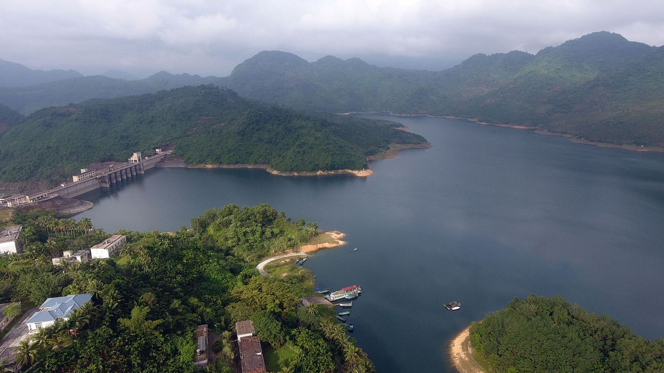 位于广州从化区的天湖风景区,是一处风景如画的高山湖泊旅游胜地
