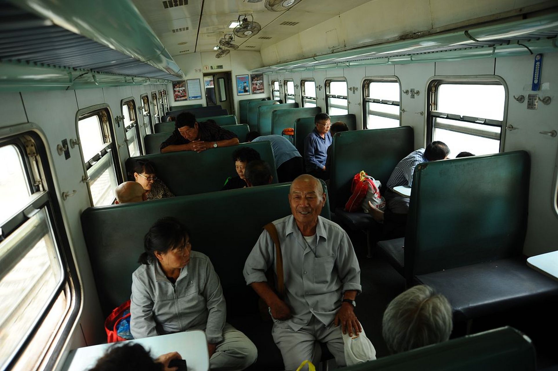 我们的观察显示,朝鲜火车内部的设计风格与中国硬卧类似,但是在细节上