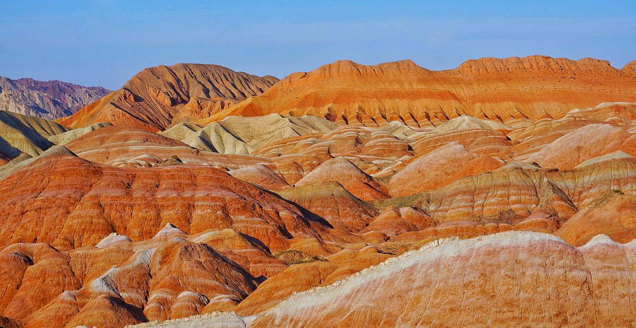 国内文旅# 金张掖彩丹霞,位于甘肃省的张掖,既有丹霞又有彩丘,这两种