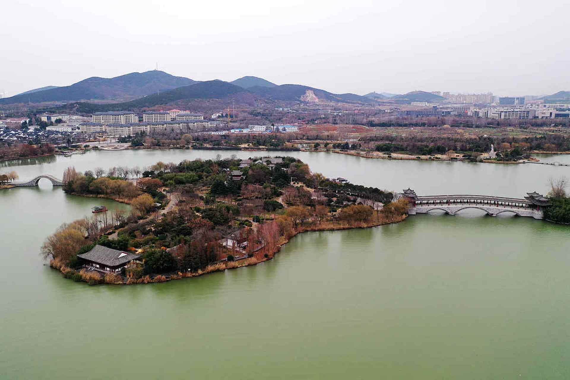 徐州云龙湖风景区  云龙湖风景区位于徐州市区南部,是国家5a级旅游