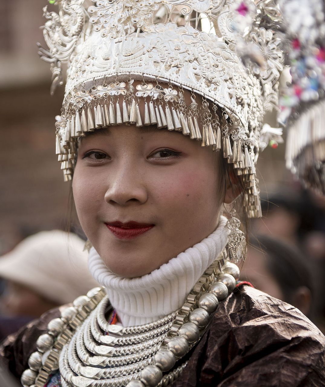 现代社会逐渐摒弃偏见,苗族姑娘与汉族男子通婚情况增加.