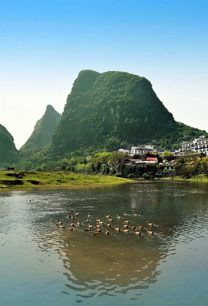 青山绿水间,竹林茂密,微风吹过,给人带来一份清凉的快感.#自然趣图