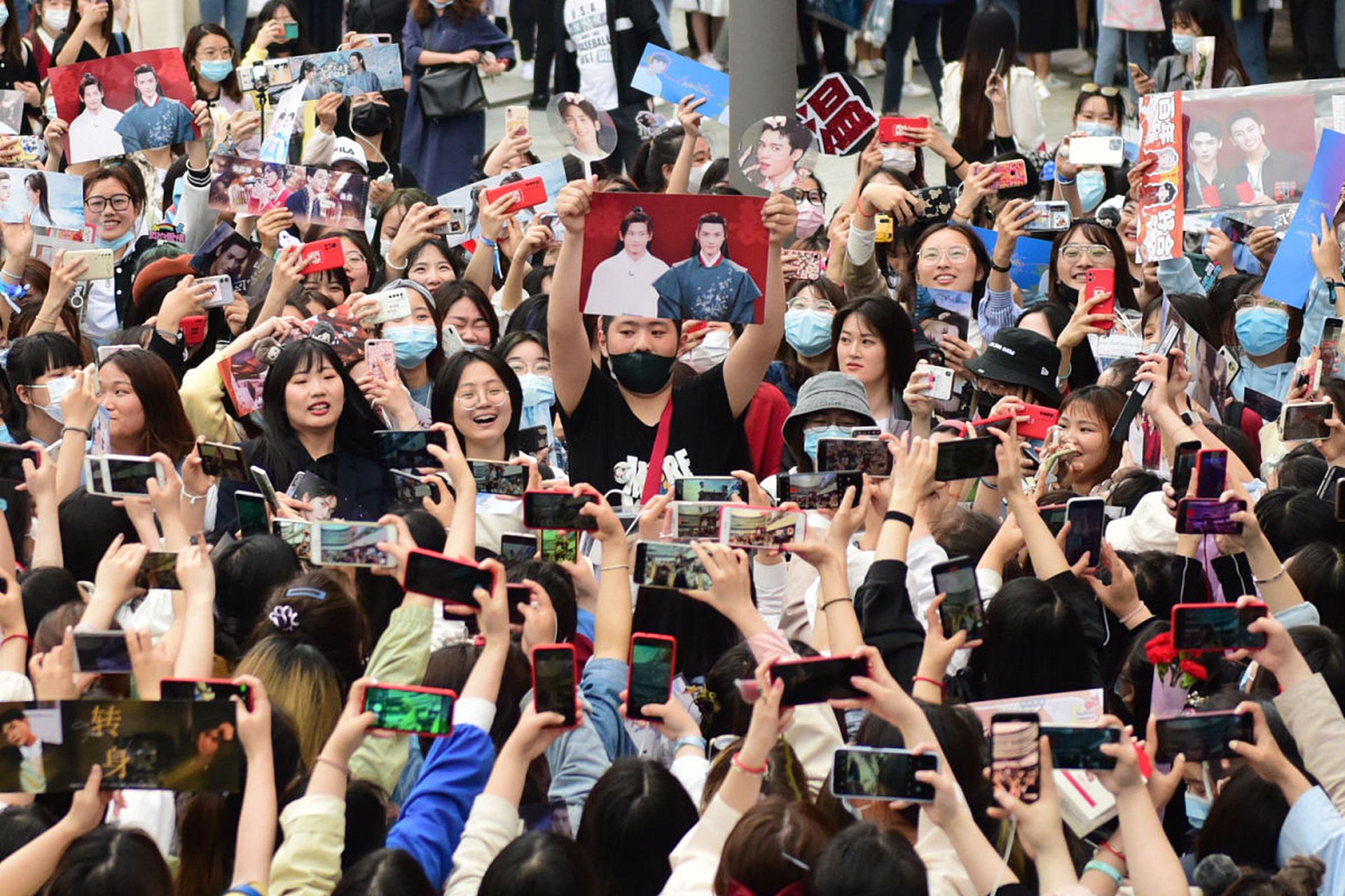 一高中生花费数万元为偶像打榜,青少年追星到底有多么疯狂?