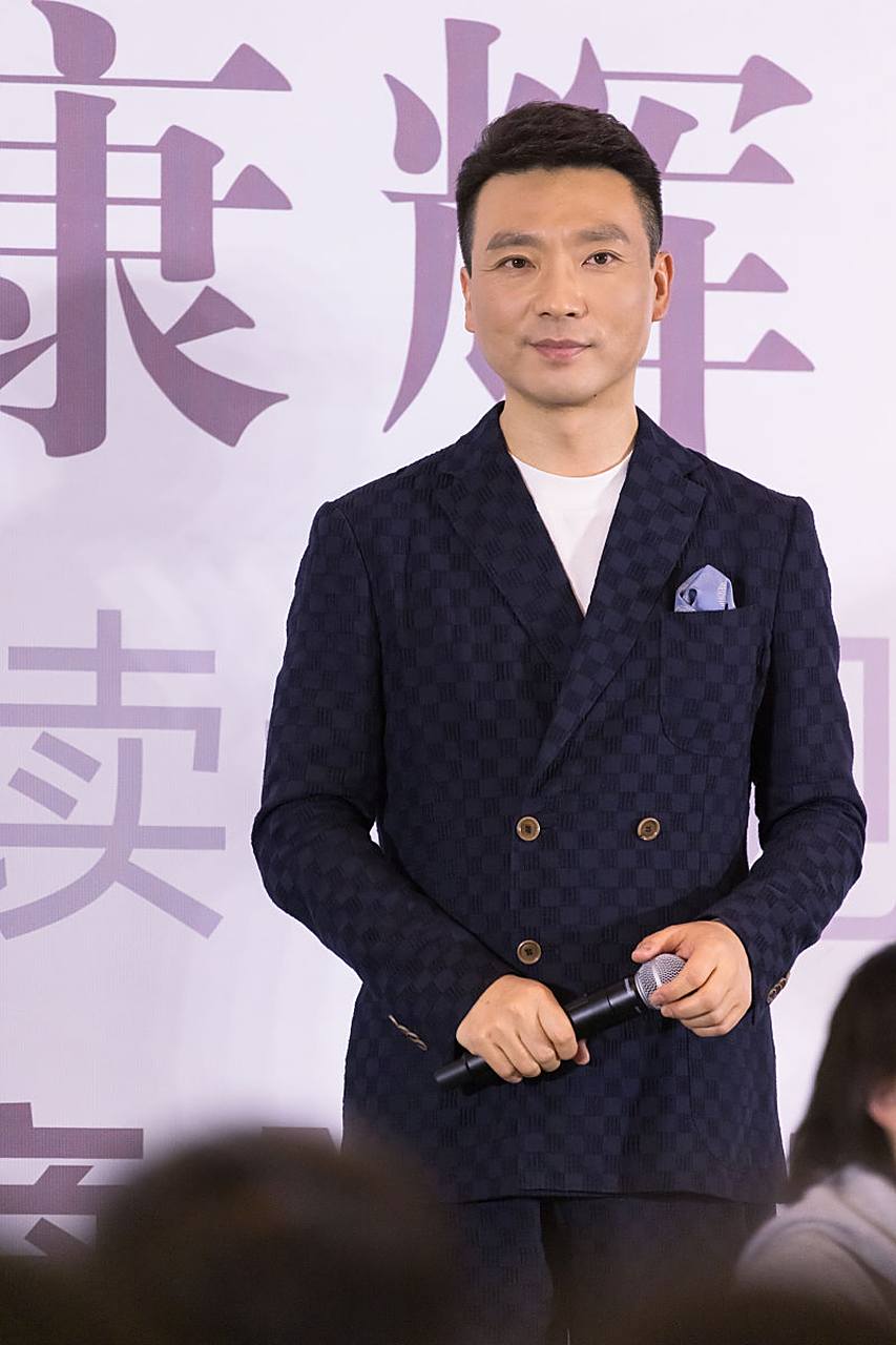 新闻联播主持人康辉(新闻联播主持人康辉年薪)