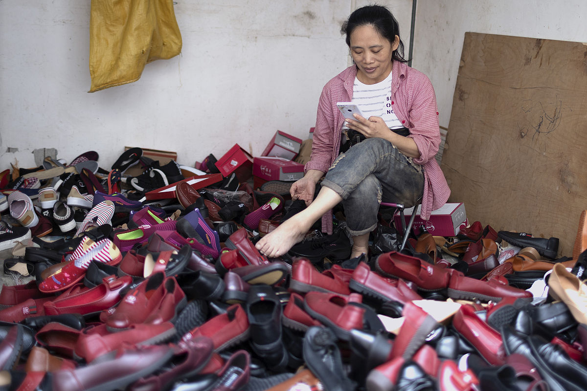 流动卖鞋小商贩,一个地点只卖一天,这种鞋子质量怎么样呢