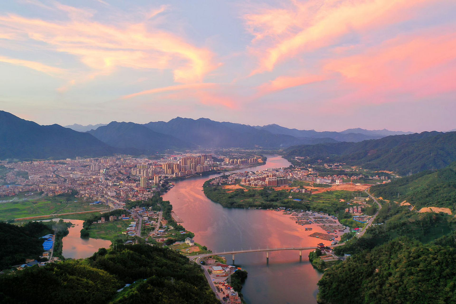 广西昭平县简介: 昭平县,隶属中国广西壮族自治区贺州市,地处广西壮族