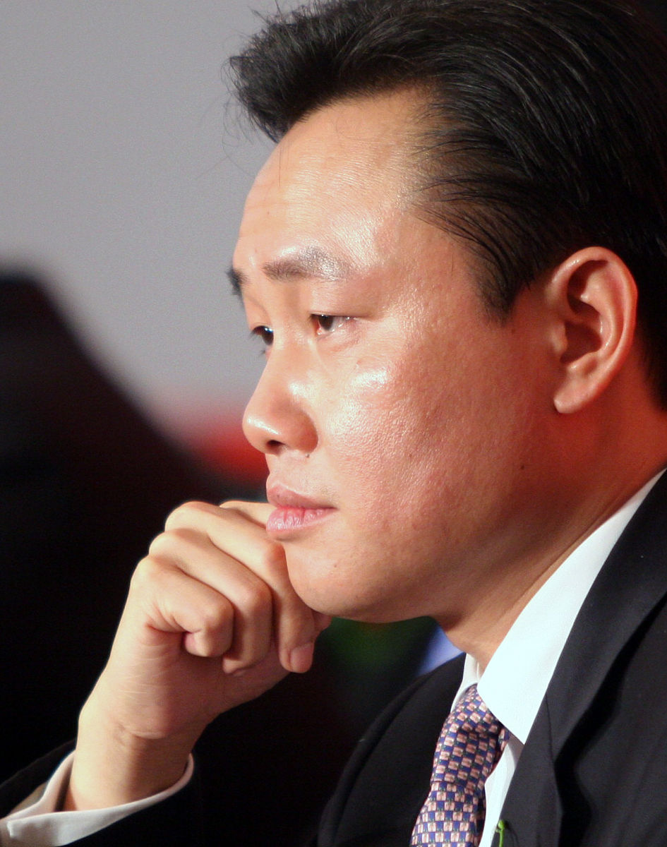 我了解了一下,这事确实是真的,不过黄光裕开的实体超市不是那种大型的