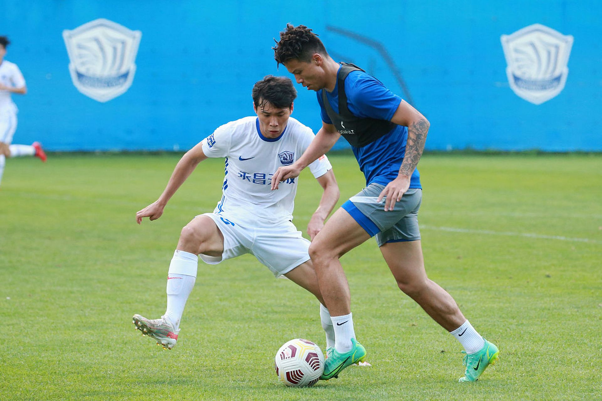 足协罚单:沧州雄狮队晏紫豪被追加禁赛5场罚款5万  中国足协开出罚单