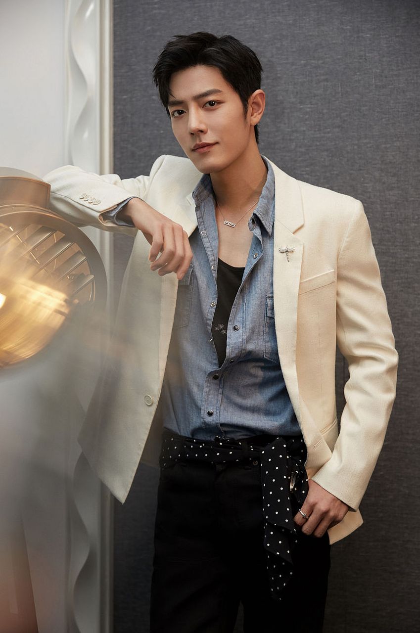 央八转载了《文汇报》点评肖战的骄阳伴我:"他们并肩而立,而不是以