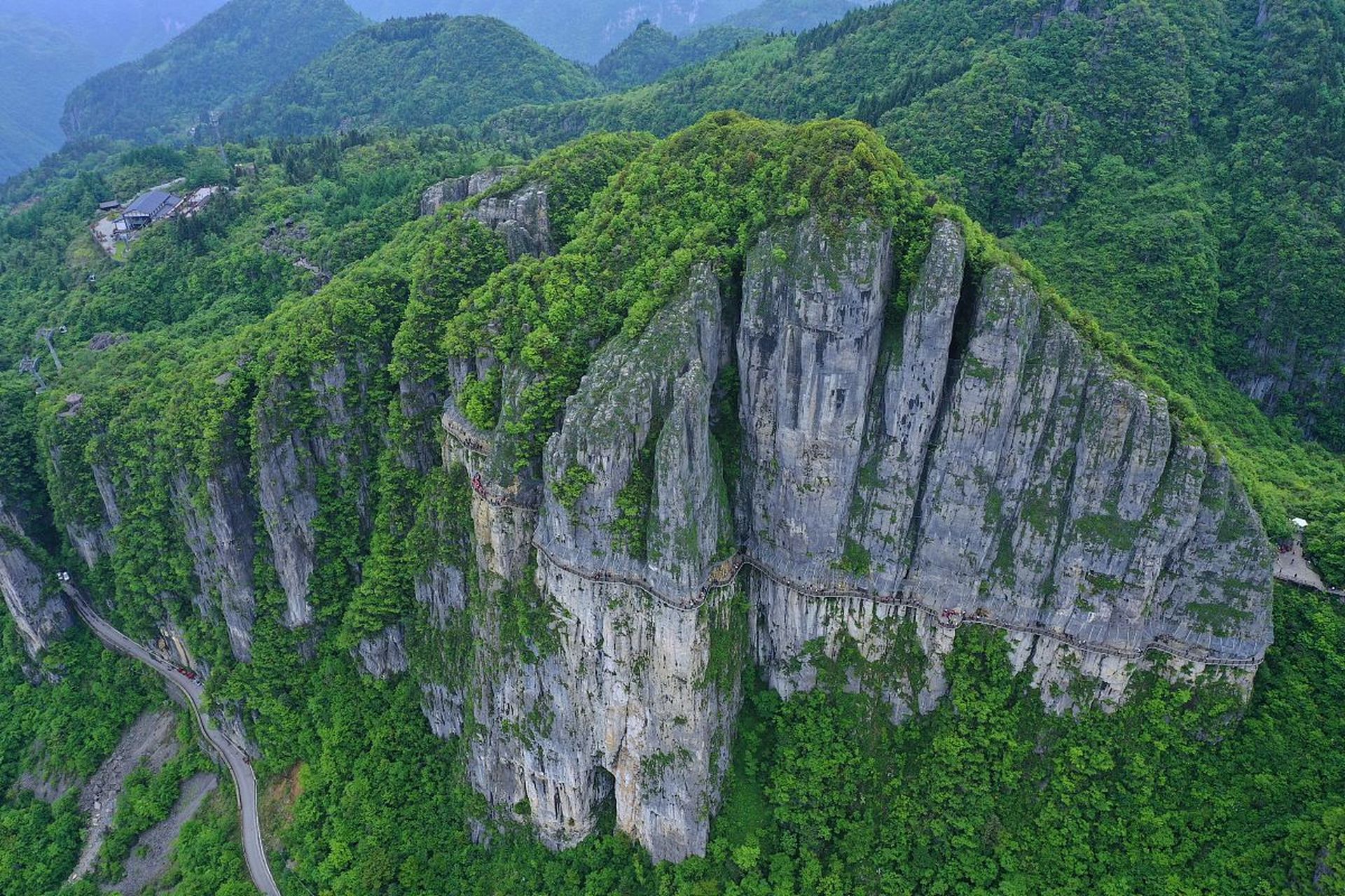 恩施大峡谷位于湖北省恩施市,是一座以奇特地貌和自然风光而闻名的