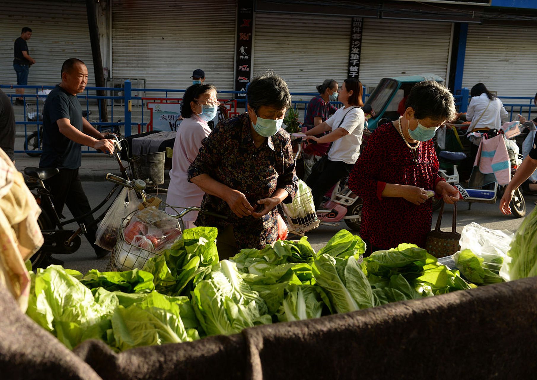 城管打电话喊商贩去摆摊!地摊经济即将成为我们社会经济发展的新一级!