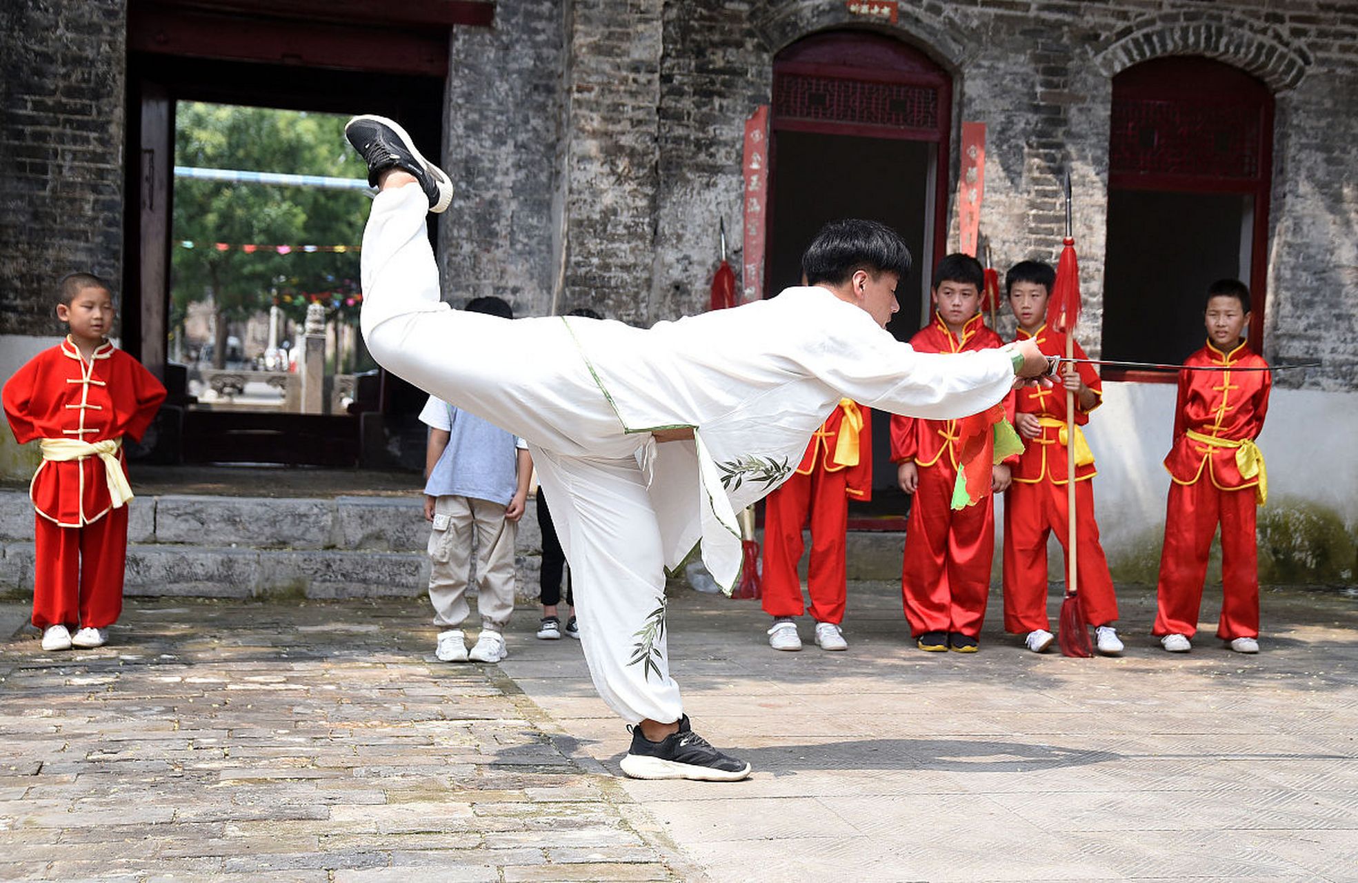 红拳是陕西的传统武术,具有悠久历史和深厚文化底蕴.