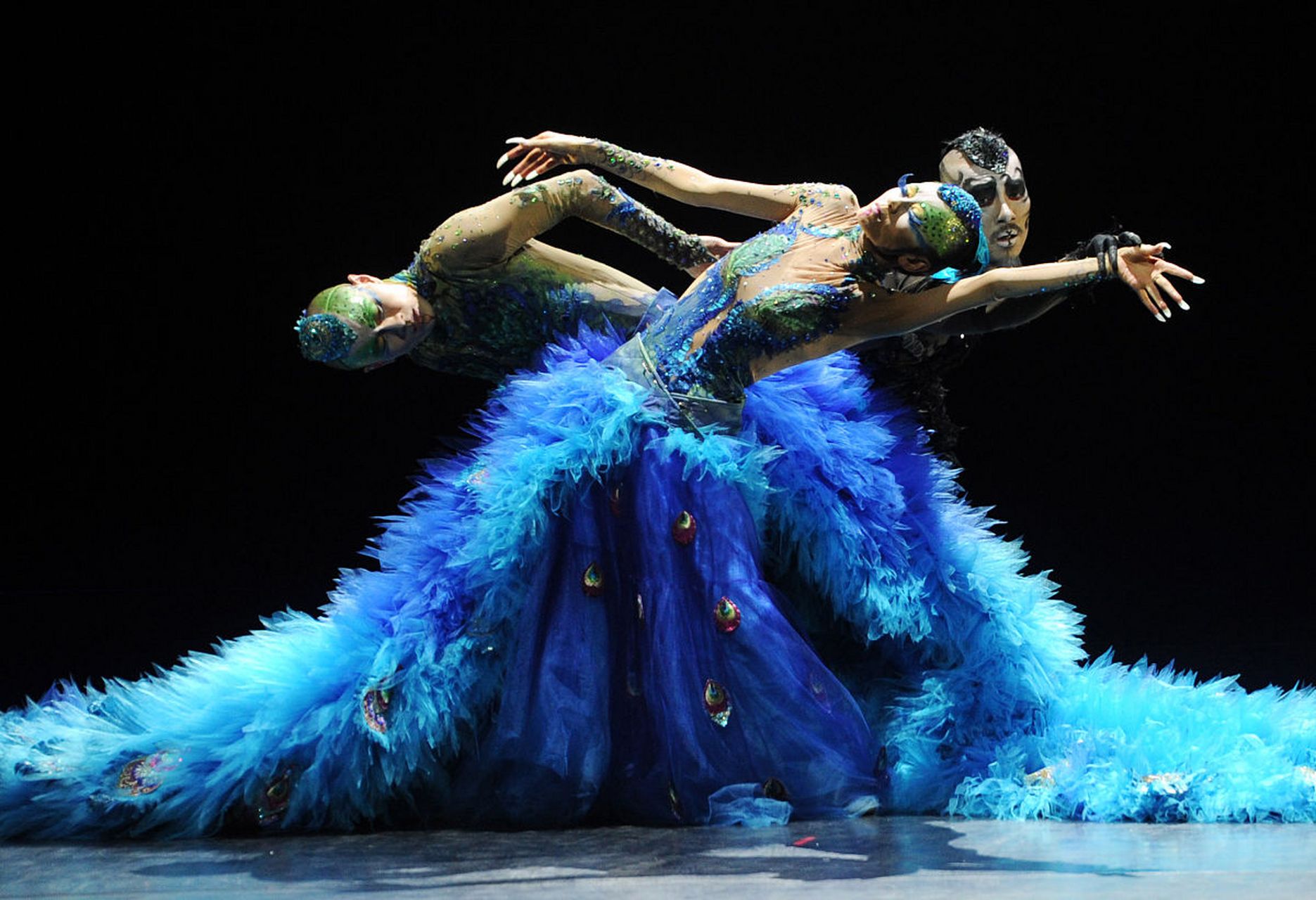 据杨丽萍本人回应,男舞者的造型是符合剧