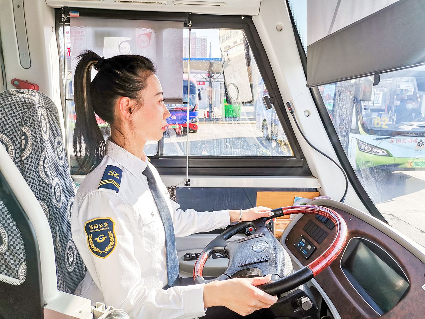 河南省洛阳市的81路公交车女司机,身高176,腿长120.