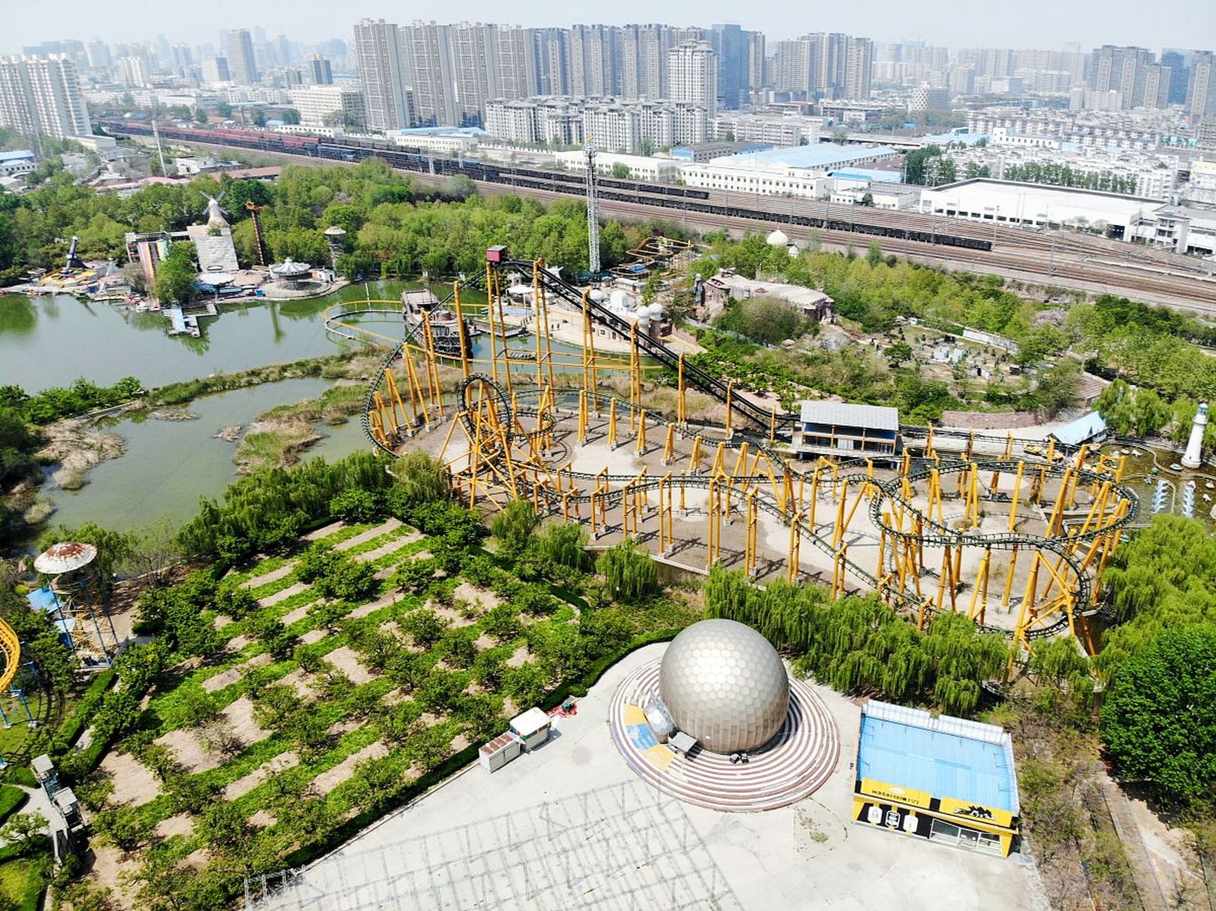 郑州世纪公园,就像一位穿着绿色长裙的舞者,在现代都市的钢铁丛林中
