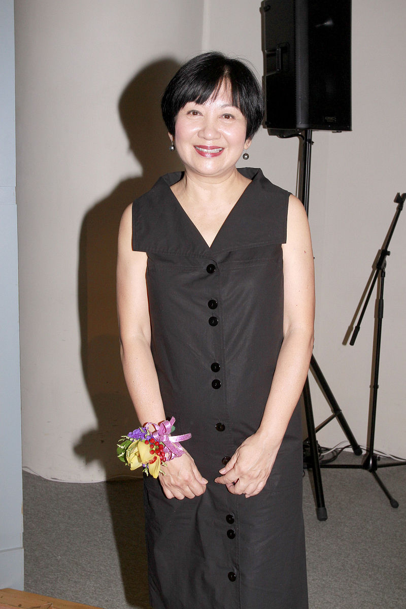 老三觉得老大私吞了老母亲的补贴,老大骂老三不孝连瘫痪亲娘都不管