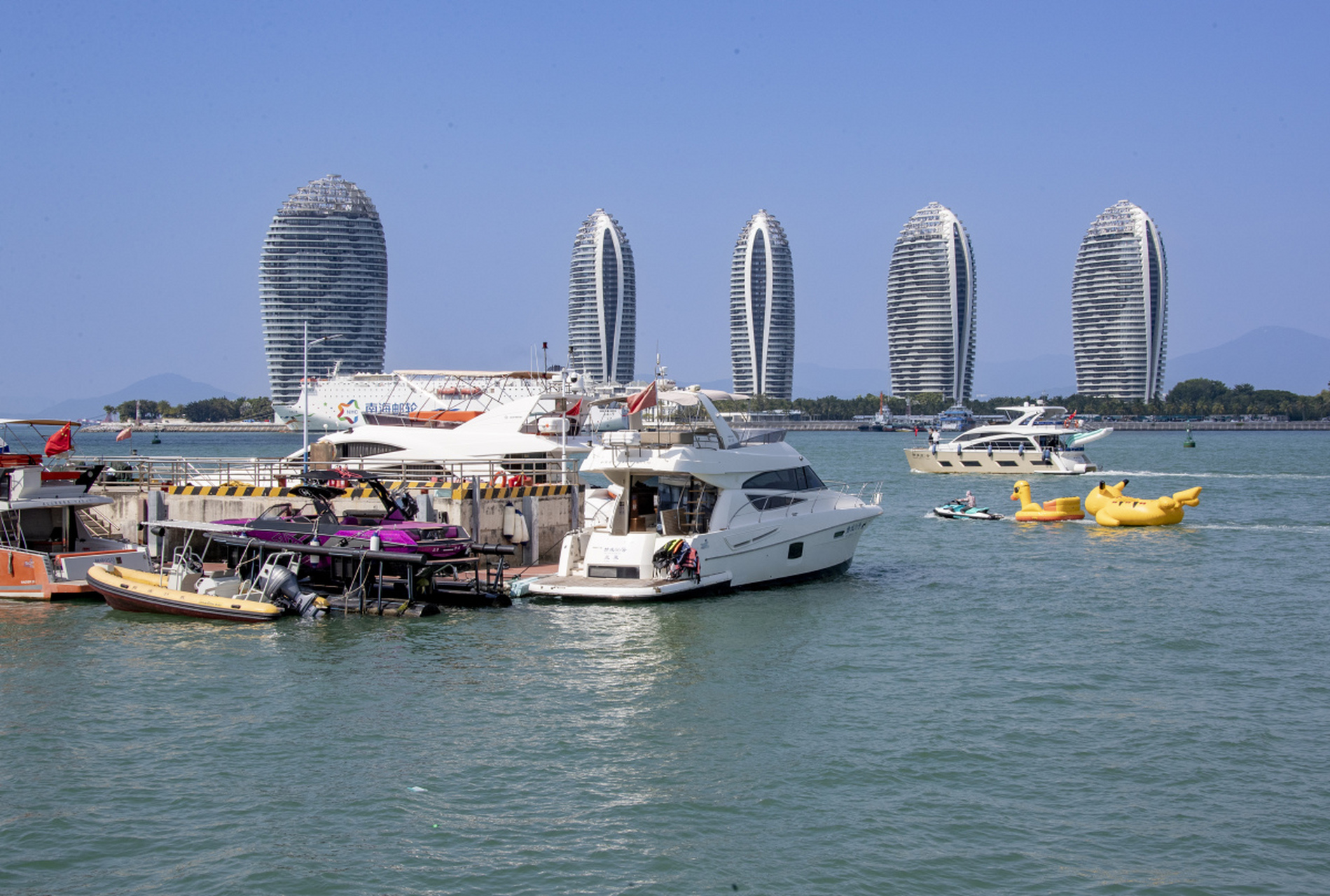 三亚是位于中国海南省的最南端的热带滨海旅游城市,历史悠久,最早的