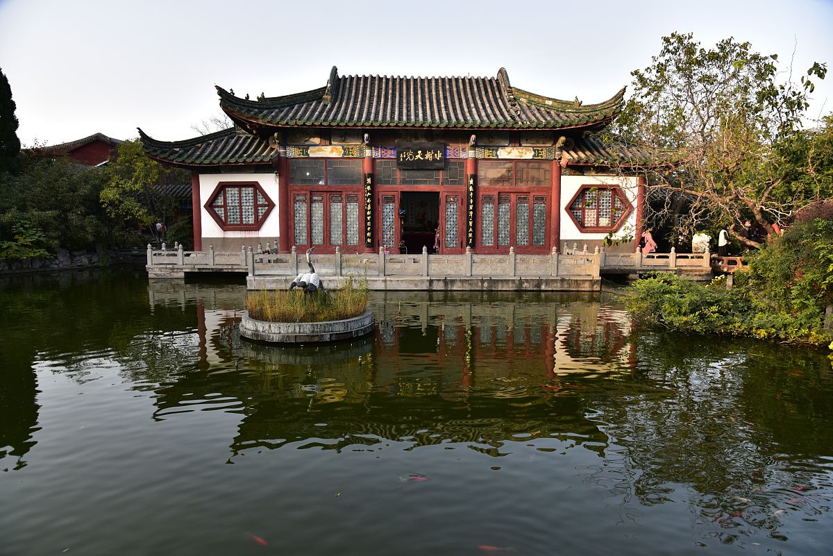 在开封天波杨府徒步,走累了吃份桂花糕!