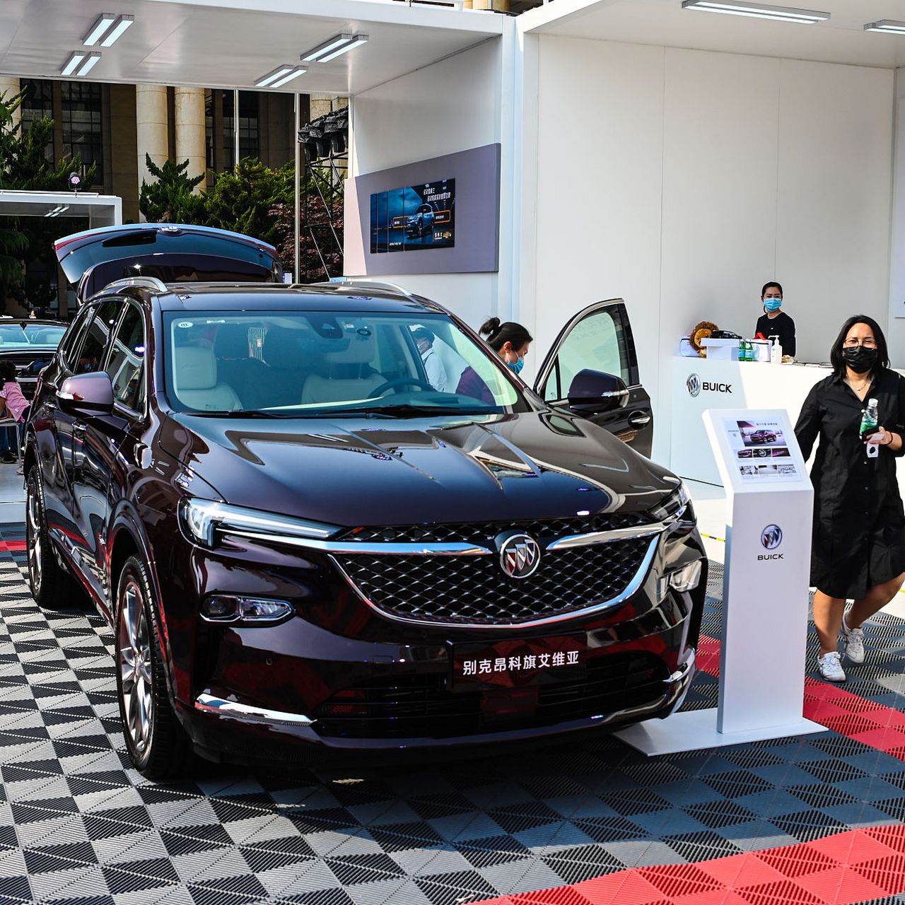 别克英朗是一款紧凑型轿车,外观时尚大气,配置丰富,空间宽敞,动力强劲