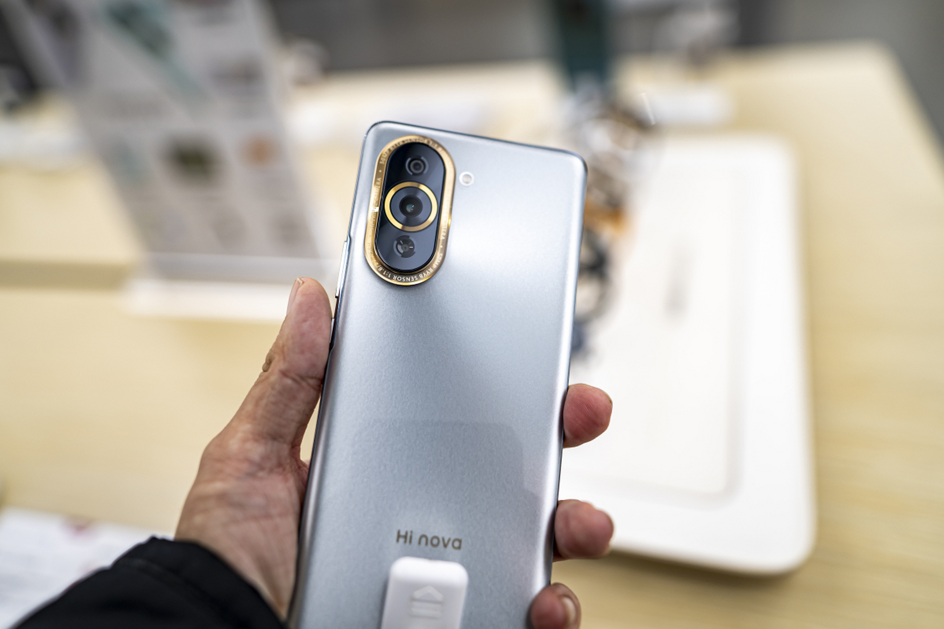 华为nova10青春版采用了时尚简约的设计风格,整体外观大气,优雅.