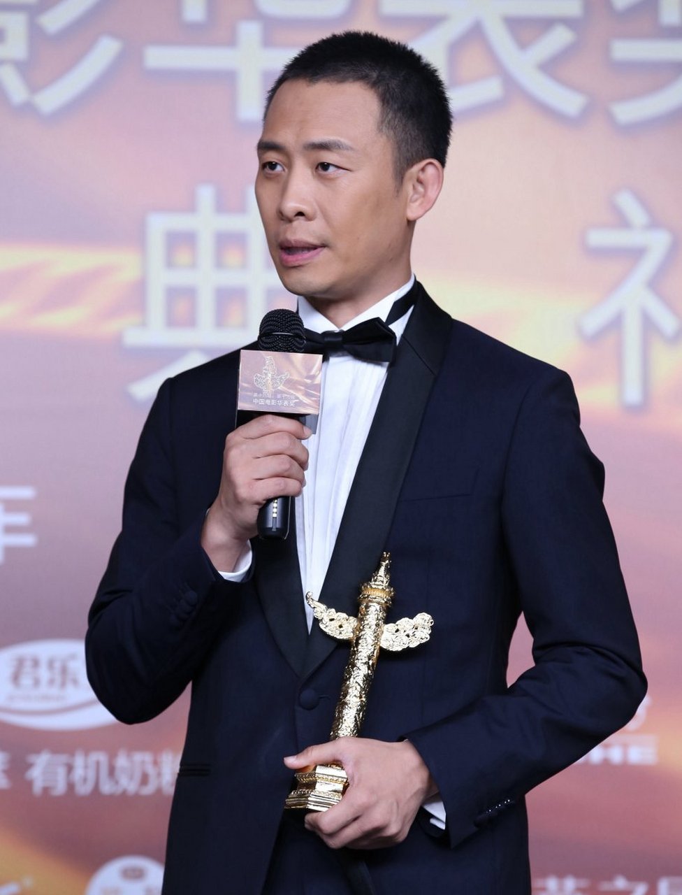 张译获华表奖优秀男演员奖# 张译凭借《我和我的祖国》获得第十八届