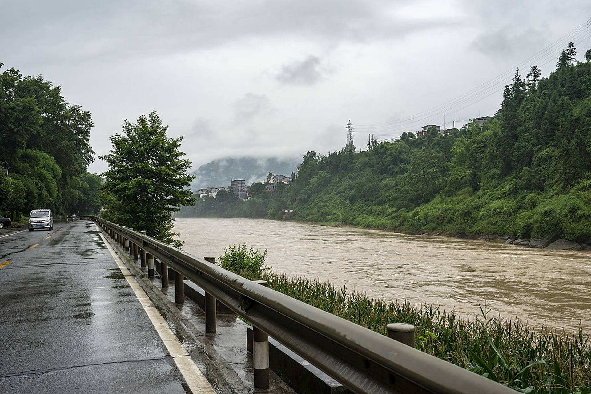山西g1812沧榆高速发生山洪 60米护岸墙坍塌,交警采取管控措施  山西