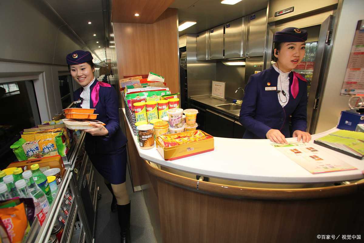 12高铁有人推车卖零食高铁餐吧图片高铁餐列车员高铁餐车乘务员高铁