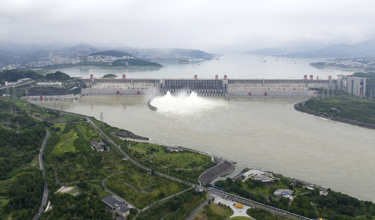宜昌三峡大坝,水利工程的宏伟奇迹  在这座巨型水利工程面前站立时,我