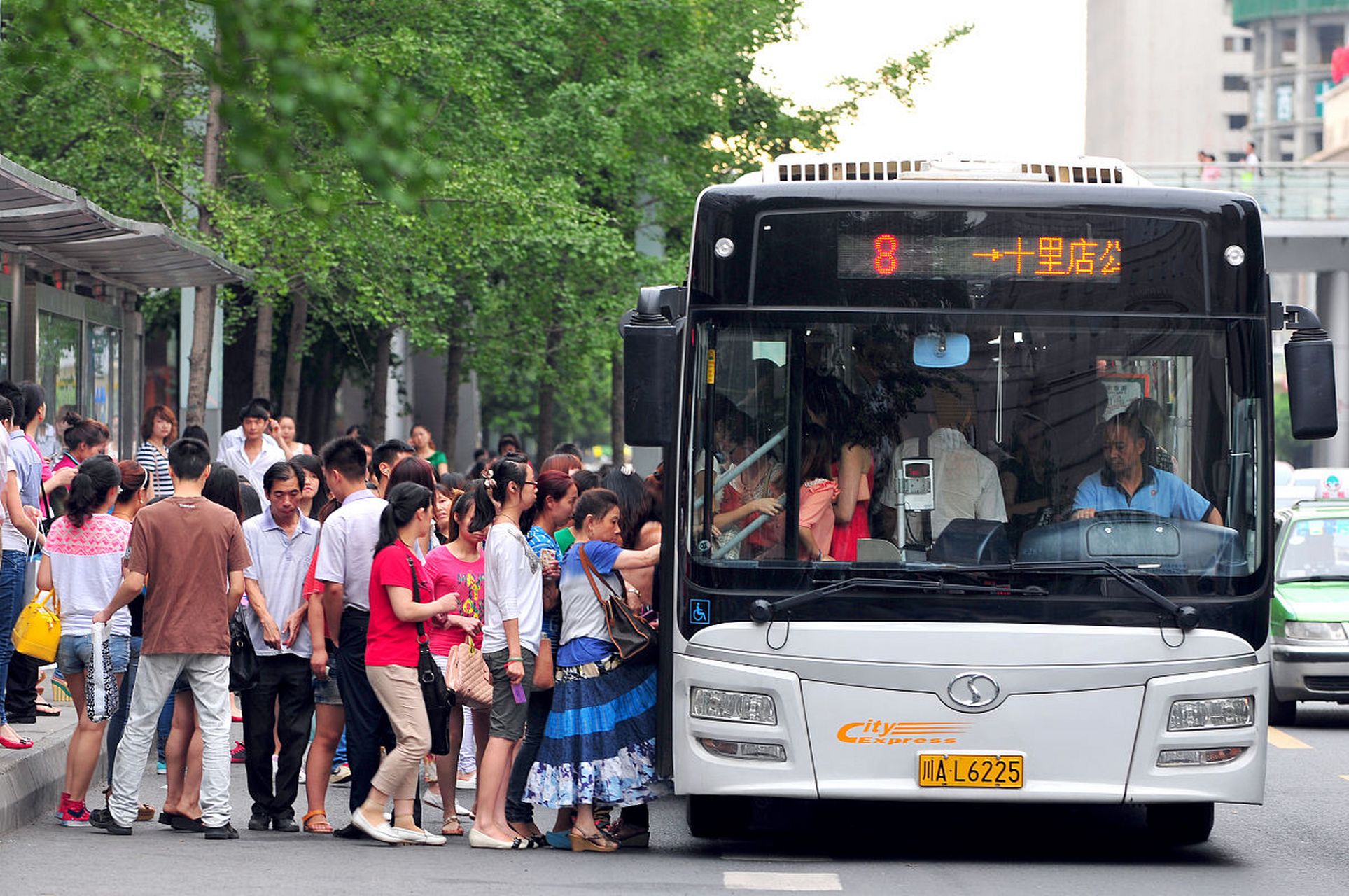 青海西宁公交车上发生了一件让人气愤的事情,1名女乘客用物品占用着