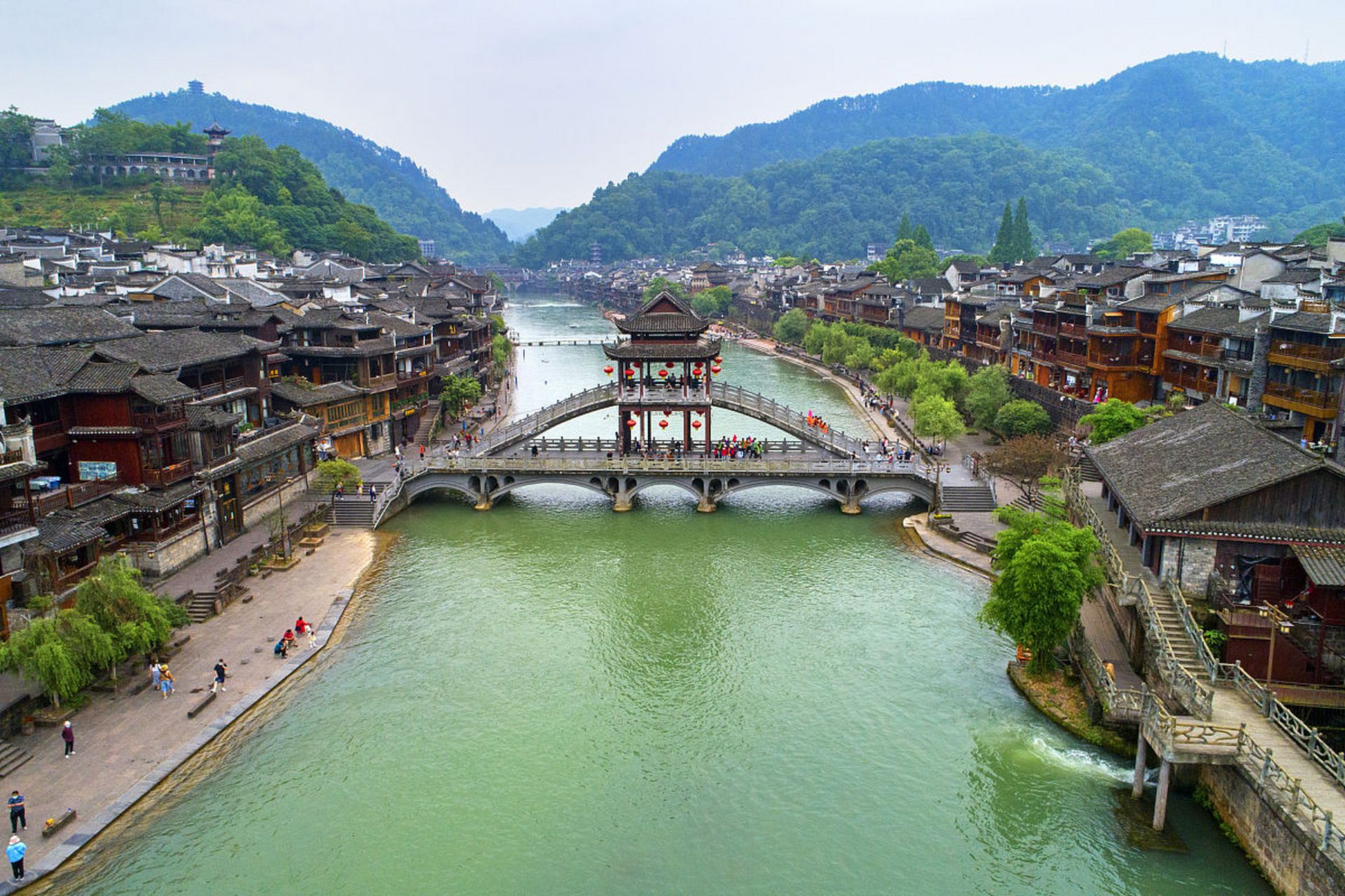 它不仅有着悠久的历史和丰富的文化遗产,还有许多令人惊叹的旅游景点