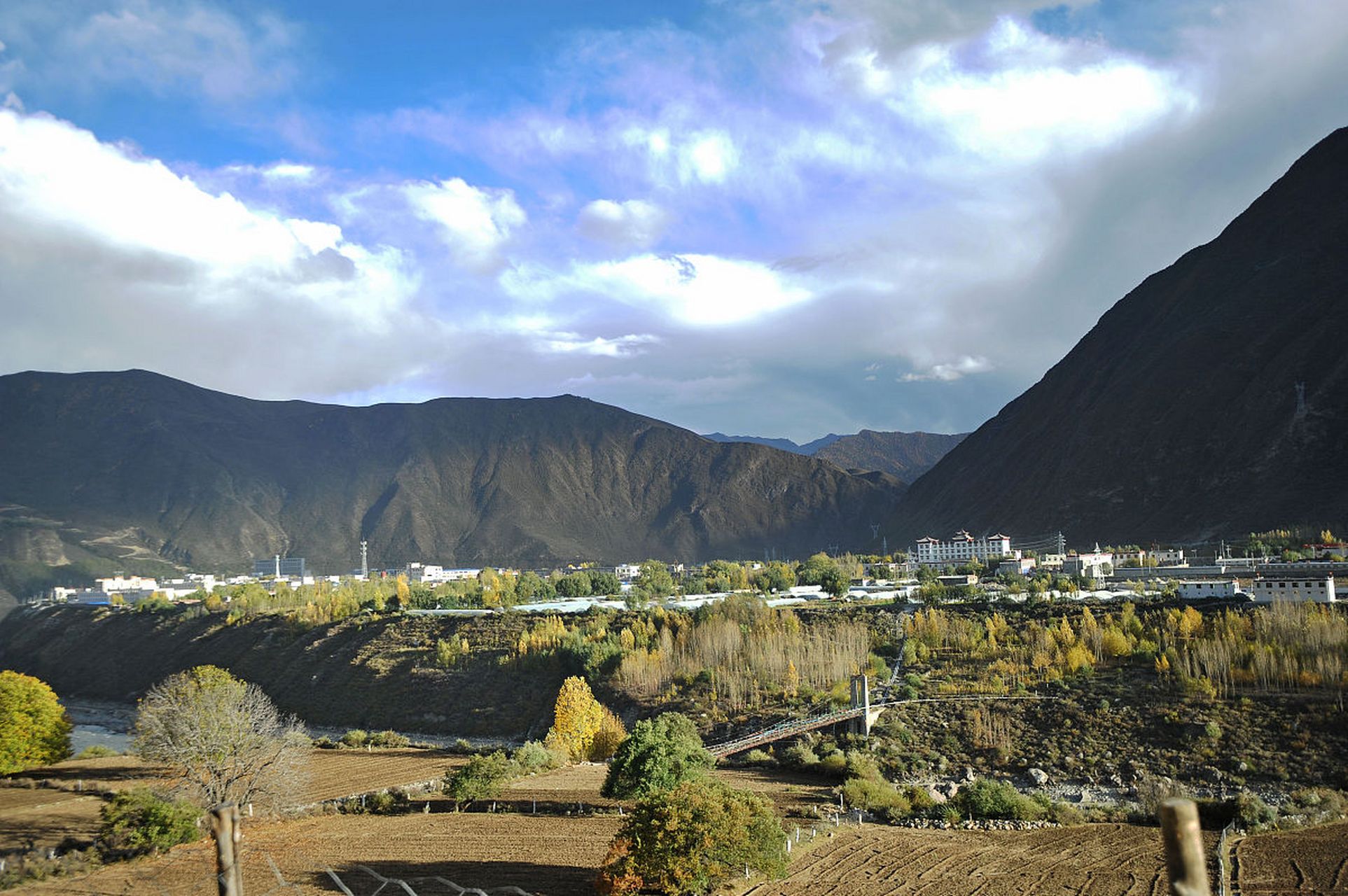 加查县位于山南地区,拥有悠久历史和美丽的自然风光.