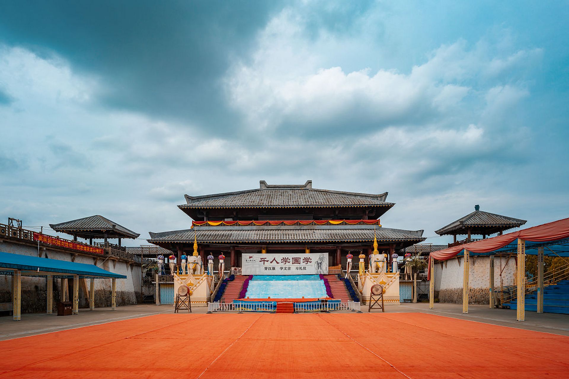 今天,我要带大家一起探索宁波象山影视城,一起开启一段穿越时空的奇幻