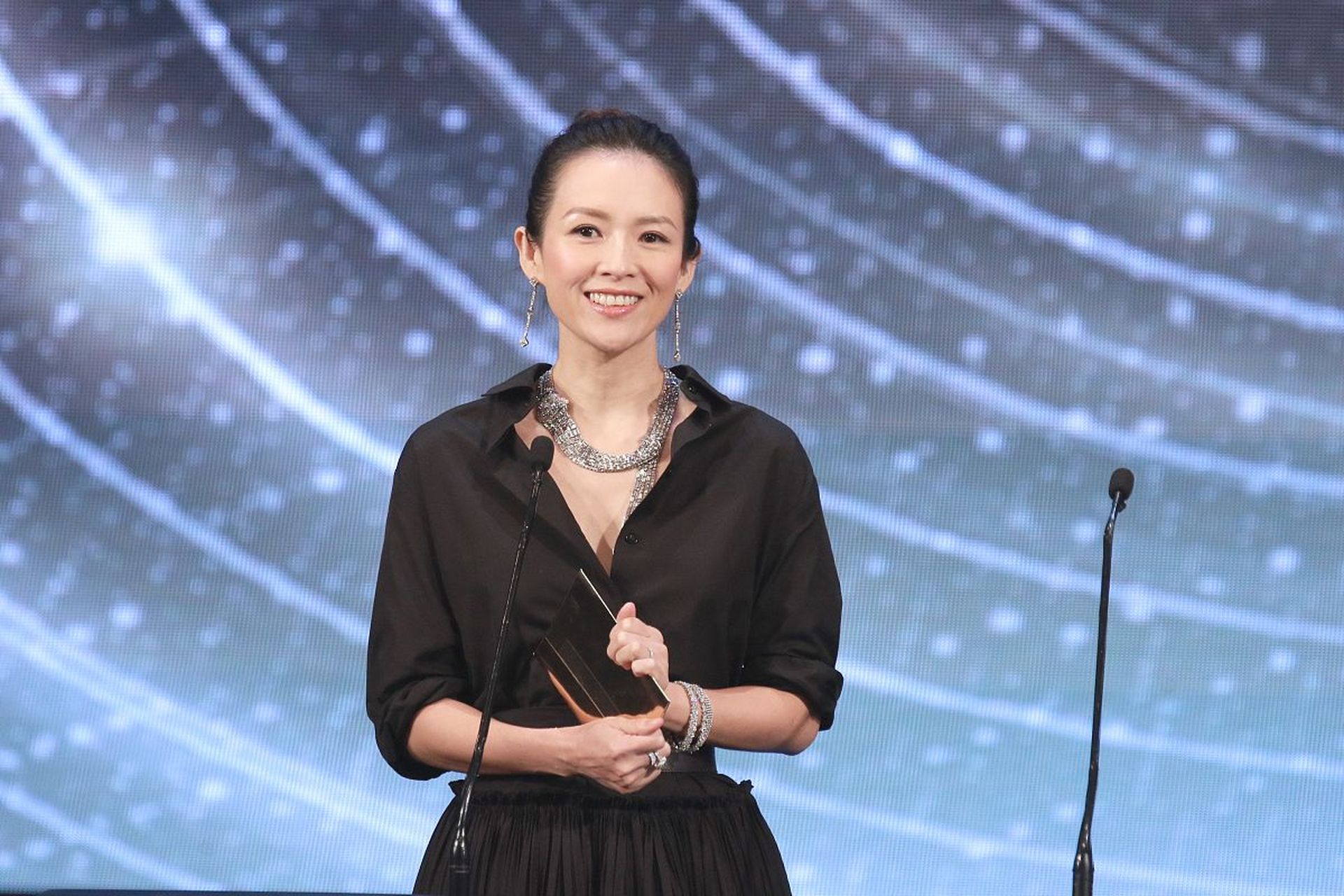 章子怡,这位国际影星,她的成名之路不仅充满了荣誉和成就,更展现了她