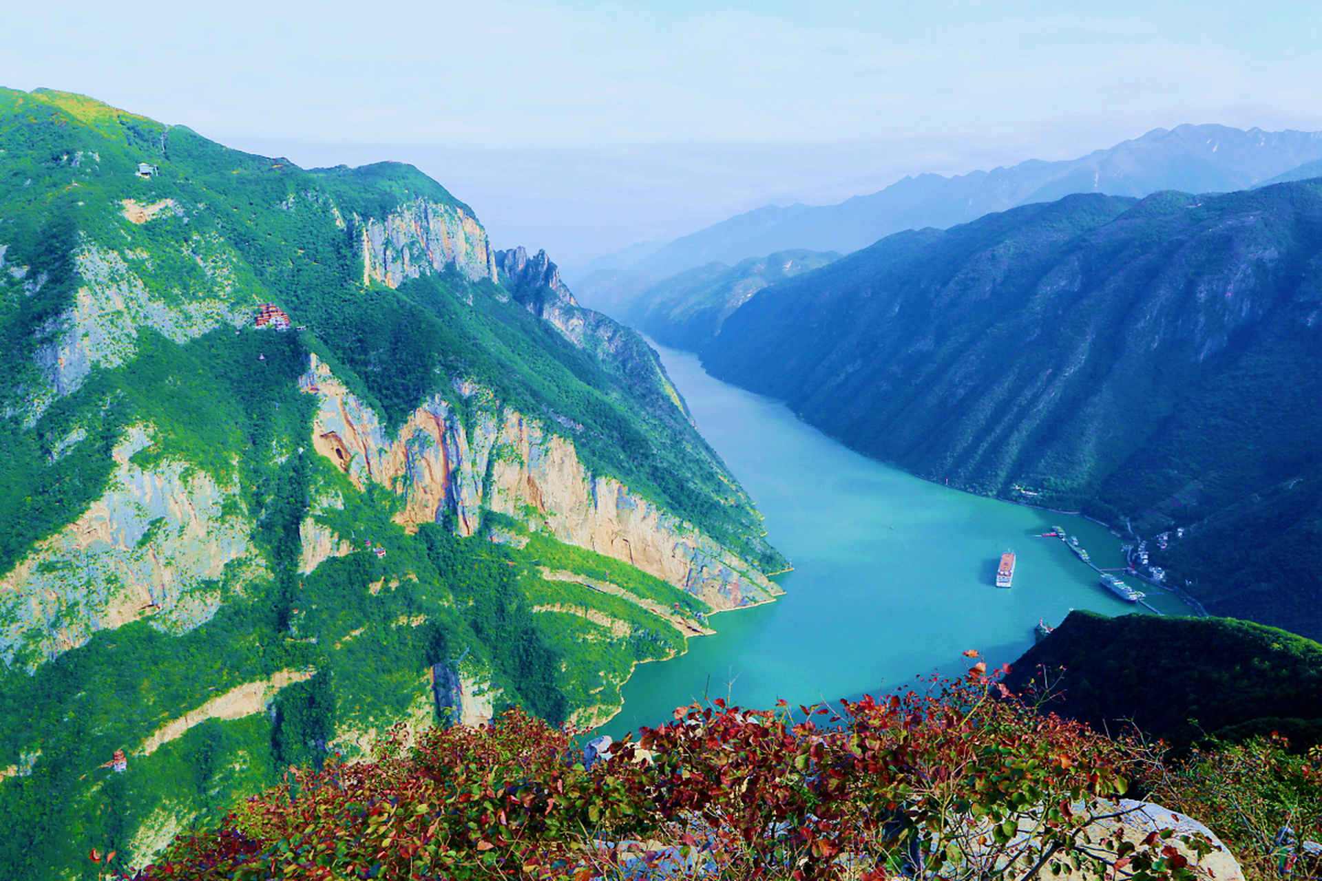 长江三峡由瞿塘峡,巫峡和西陵峡三个连续的峡谷组成,分别以断崖壁立