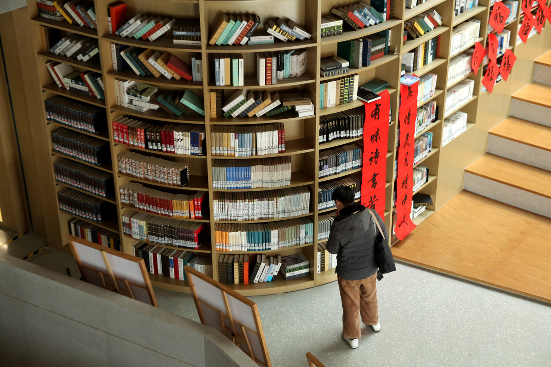 网曝上海一图书馆有洗白毒贩小说# 5月5日,上海松江区图书馆书架上