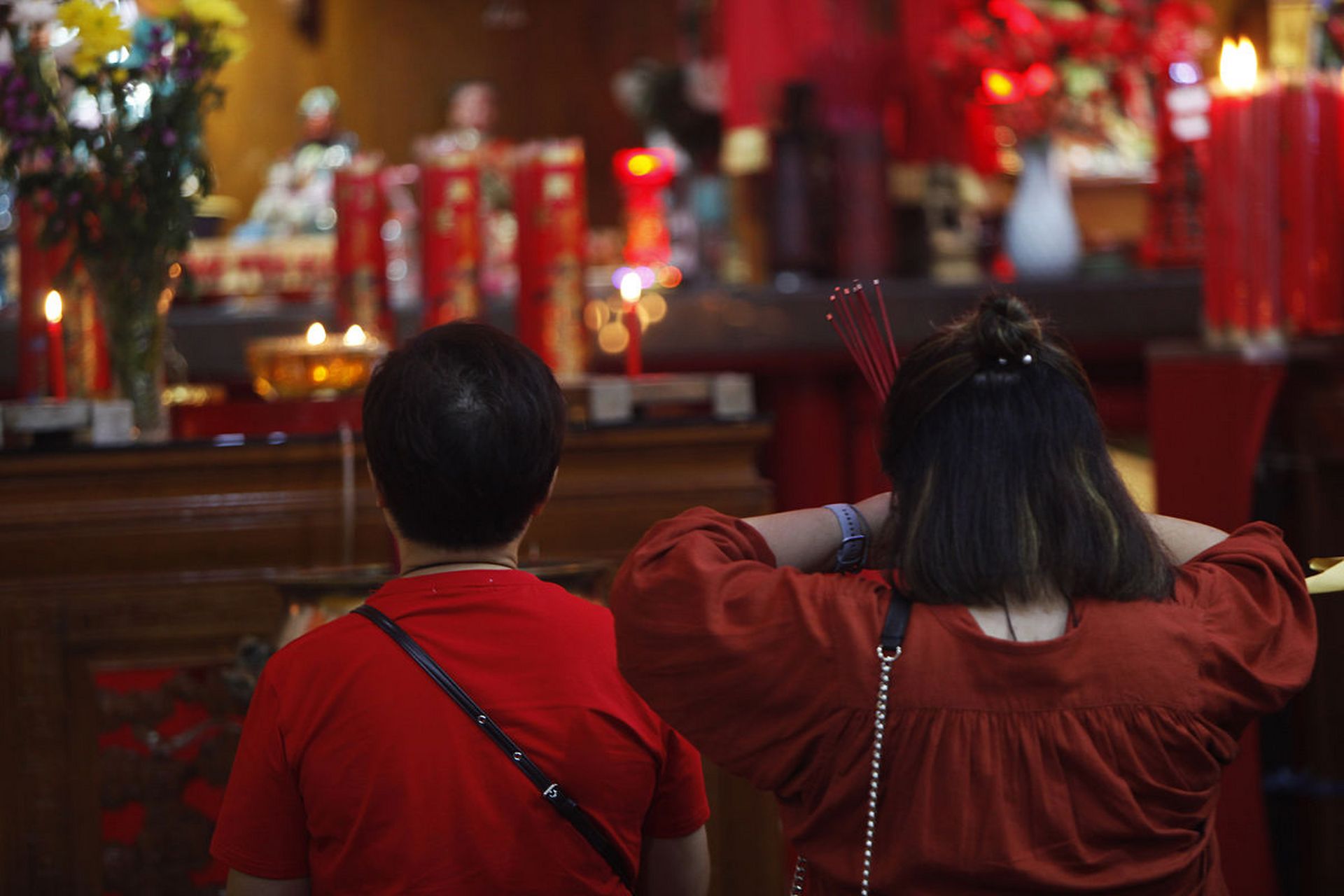 烧香,拜佛是中国传统文化的一部分,越来越多年轻人开始重视和接受了.