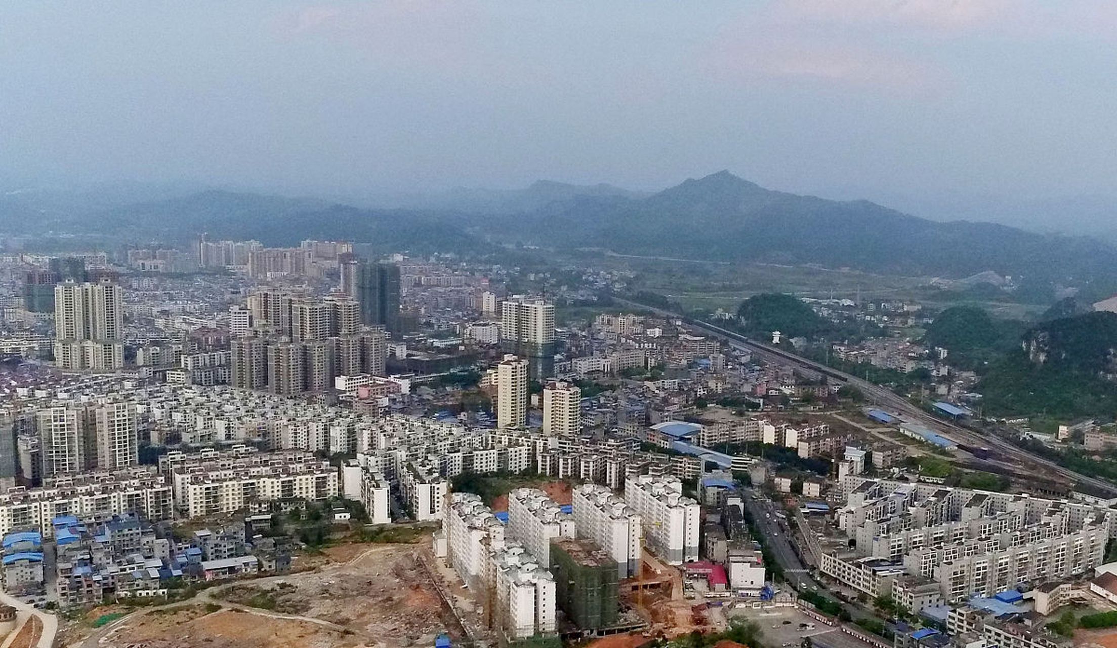 广西四个人口稀少的县区:天等县,凭祥市,宾阳县和崇左市,虽然地理位置