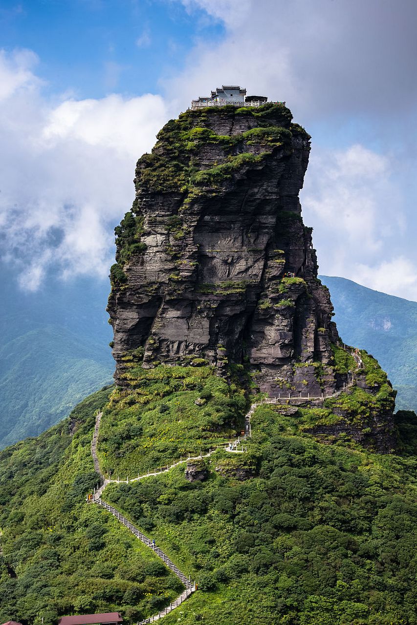 贵州梵净山最大的古建筑群是贵州历史文化的瑰宝,也是研究中国南方